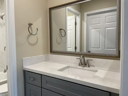 1B1B Guest House W/Full Kitchen Great Location Monthly Rental Only