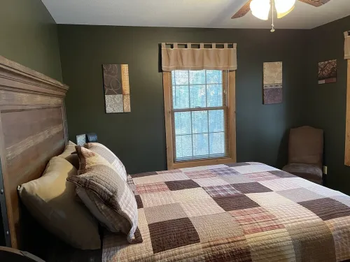 “The Stoutsville Cabin” offers you a peaceful and secluded getaway! Hotels in Monroe County