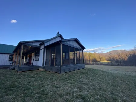 Sleeps 6, custom, gorgeous home on 180 acres, amazing views of Old Rag Mountain Отели в г. Робертсон