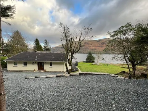 WATERSIDE 3 BED COTTAGE, HOT TUB, SAUNA, PVT BEACH