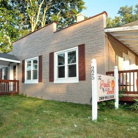 Peach by the Beach! 1 Bdrm Apt close to downtown