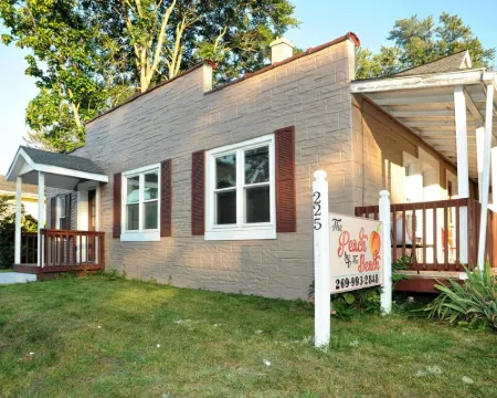 Peach by the Beach! 1 Bdrm Apt close to downtown Hotels in New Buffalo