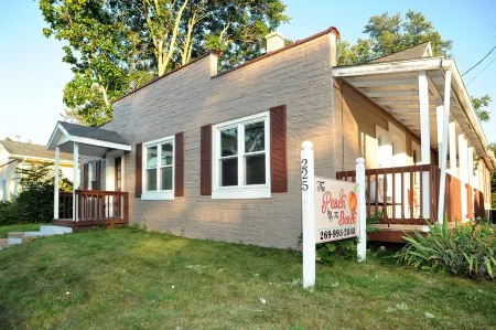 Peach by the Beach! 1 Bdrm Apt close to downtown