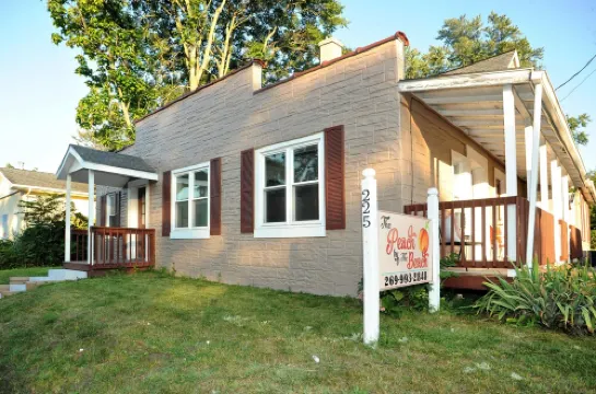 Peach by the Beach! 1 Bdrm Apt close to downtown