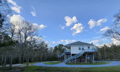 Raised 3 bed 2 bath house with canal access to Wolf River Hotel in zona World's "Largest Rocker"