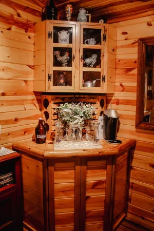 Great Location, Creekside, Trout Fishing, Fire Pit, Hot Tub & WiFi