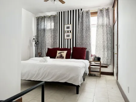 Halloween Suite / 2BD/1BA Apt in Holiday House