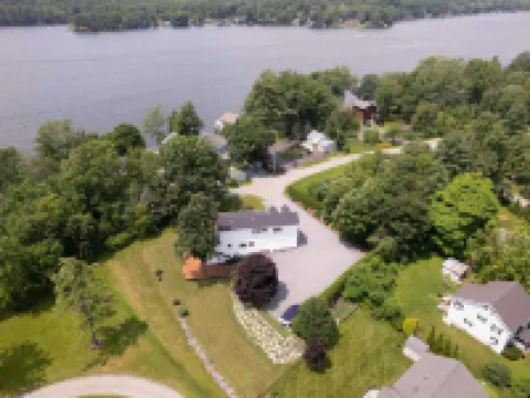 Relax by "The Water's Edge enjoy amazing views and year round fun! 6BR/3.5BA Hotels in Castleton