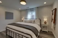 The Fieldhouse a Simply Charming property Hotels near Flinn Memorial Stadium