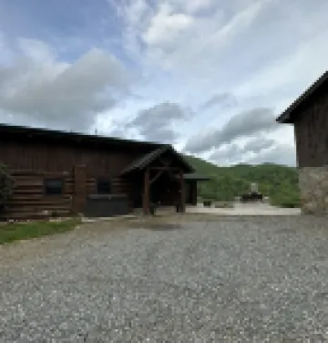 Rustic log cabin~ HOT TUB~ Breathtaking mountian views near Hatley Point