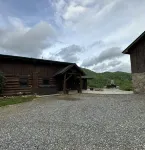 Rustic log cabin~ HOT TUB~ Breathtaking mountian views near Hatley Point