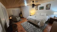 Beautiful waterfront bungalow. Great for family vacation or couples fishing week Hotels in Micco