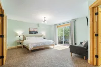 4000sqft, 1-acre Custom Cabin Retreat w Game Room, Hot Tub & Sauna @Mt Hood