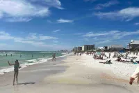 The Fab Flamingo 🦩 2 King Beds 2 Miles to Beach 🏝