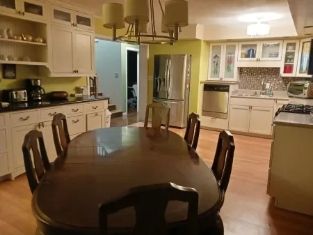 Historic home close to downtown Fairbanks!! Отели рядом с достопримечательностью «Заказник Френдс оф Кримерс Филд эт Кримерс Филд Мигратори Уотерфоул»