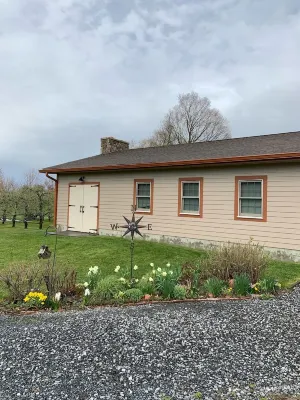 Cozy country efficiency in the Hudson Valley Holy Trinity Unity Cogic 주변 호텔