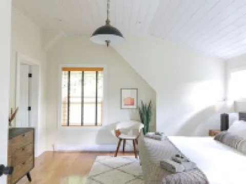 Roxbury Private 3Br w/ Fire-Pit, Sweeping Mt Views- 5 Wooded Acres. Near Skiing! Hotels in Roxbury