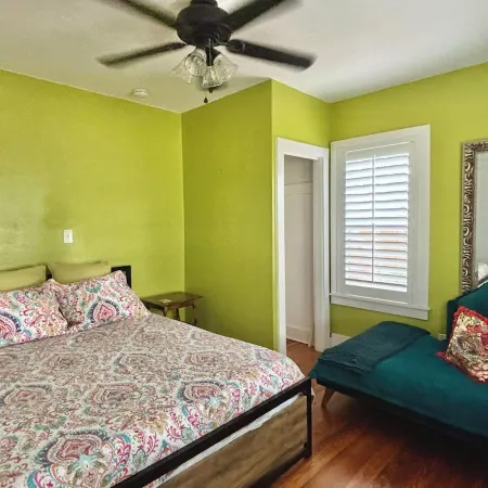 Cozy cottage minutes from beaches, historic downtown, and vibrant arts district!
