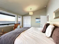 West Beach House - low bank waterfront, with 1 GB WIFI, WFH - NEW hot tub! Hotels in Oak Harbor