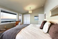 West Beach House - low bank waterfront, with 1 GB WIFI, WFH - NEW hot tub!