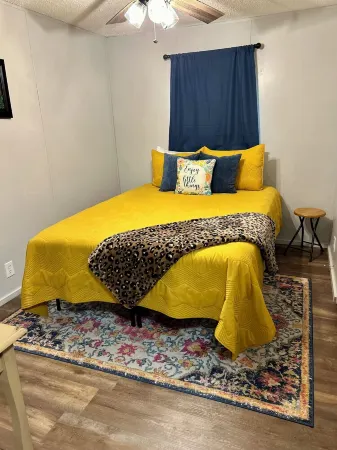 Cute and cozy lake house! Sleeps 10! 1 mile from lake access! Отели в г. Cleburne County