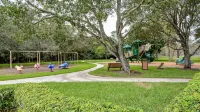 Bright and Modern 3 Bedroom 2 Bath Condo in PGA National - Pool Access (heated)