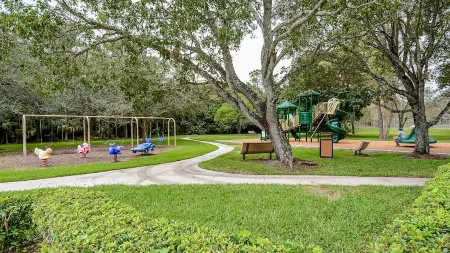 Bright and Modern 3 Bedroom 2 Bath Condo in PGA National - Pool Access (heated) Отели в г. Палм-Бич-Гарденс