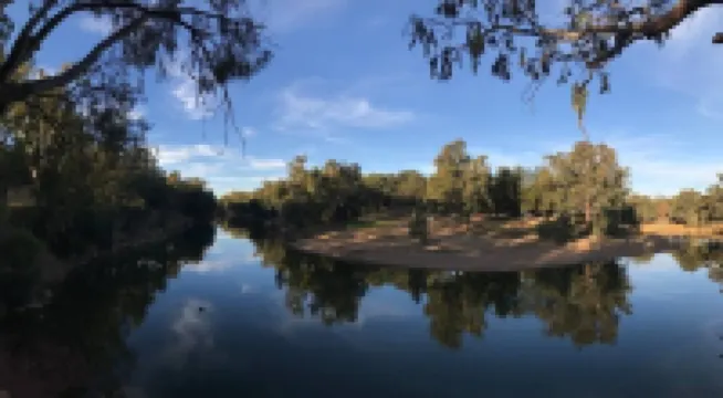 CBD luxury - near cafes, parks & art. Free bikes