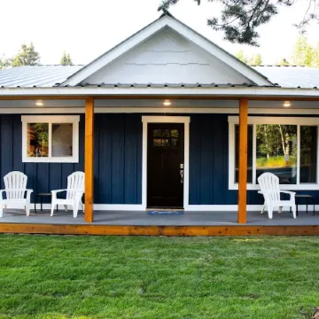 Great Remodeled Pet Friendly Cottage! Walk to Downtown and and the Lake!