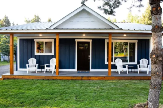 Great Remodeled Pet Friendly Cottage! Walk to Downtown and and the Lake!