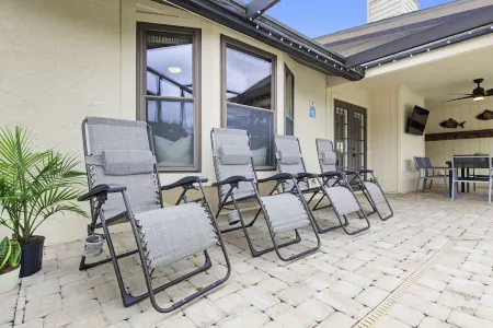 Siesta Key Serenity: Home with Heated Pool, Pond View Oasis in Heart of Sarasota