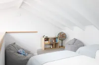 Luxurious studio, across road from ocean Hotels in Anna Bay