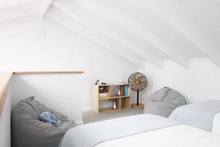 Luxurious studio, across road from ocean