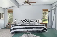 Upscale spacious lake view, hot tub, 5 acres, EV