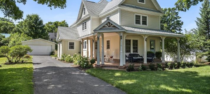 Beautiful 4 bedroom home just 3 1/2 blocks from downtown & Lake Michigan Hotels in Charlevoix