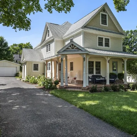 Beautiful 4 bedroom home just 3 1/2 blocks from downtown & Lake Michigan