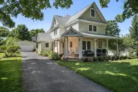 Beautiful 4 bedroom home just 3 1/2 blocks from downtown & Lake Michigan - Balcony