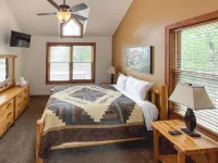 Boulderview Lodge, near JFBB with private mountain views, hot tub, and fireplace