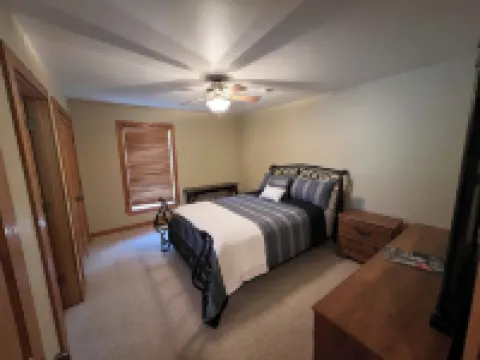 Centerport GetAway, Family size cabin. Near restaurants, golf and AU football