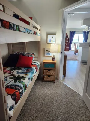 Beach, ocean front condo 6 guests , 2 br, queen sofa bed,  p.u. crib. Hotels near Tomlinson's Surfside