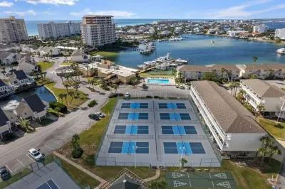 Coastal Charm, CANAL FRONT 🌴Condo, 5 Pools, Hot Tub, walk to beach Dog-Friendly! Các khách sạn gần Destin beach