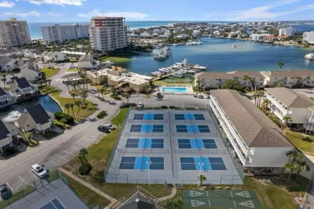 Coastal Charm, CANAL FRONT 🌴Condo, 5 Pools, Hot Tub, walk to beach Dog-Friendly!