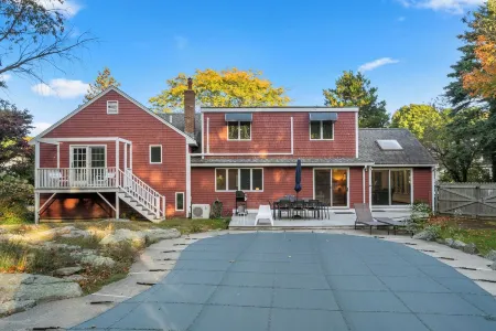 Rockport Pool House w/ Yard+Grill l 4BR/3BA l Park and Walk to Bearskin Neck! Отели рядом с достопримечательностью «Motif #1»