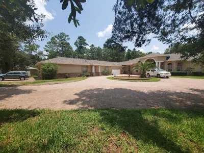 Beautiful 2Bed,2Bath,2Car Garage Stunning Cul-de-sac property on 2 acres Estate Hotels near Western Way Shopping Center