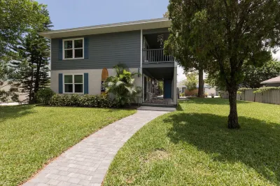 Cozy, 2nd floor apt 5 min walk to bch. PET friendly. FREE bottle of PROSECCO