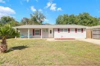 Cozy Cottage Near Beach Sleeps 9