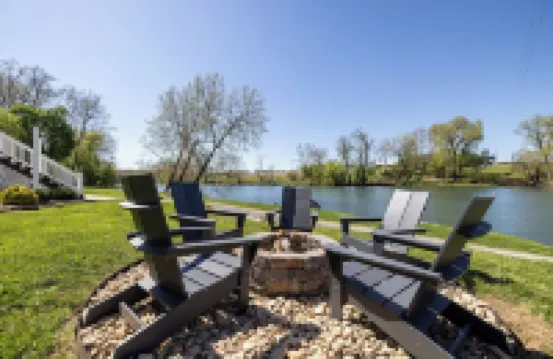 The River House, Pet Friendly with a Hot Tub 15 Minutes to many attractions!!