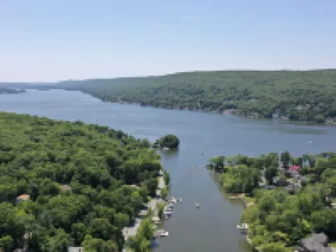 Entire 1 Bedroom Apartment in Lovely Family Vacation Lake House. Pets welcome! Hotels in Warwick