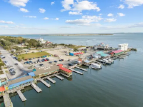 Waterfront Retreat walkable to the best shops, restaurants, & charm of Southport