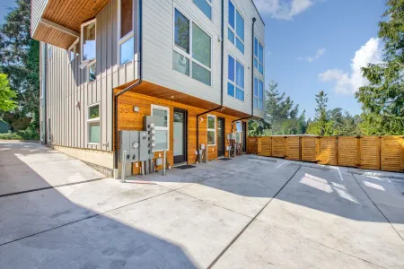 Cheerful 3-bedroom New Townhouse near UW/Seattle Children's with Free Parking Отели рядом с достопримечательностью «Парк Мэттьюс Бич»